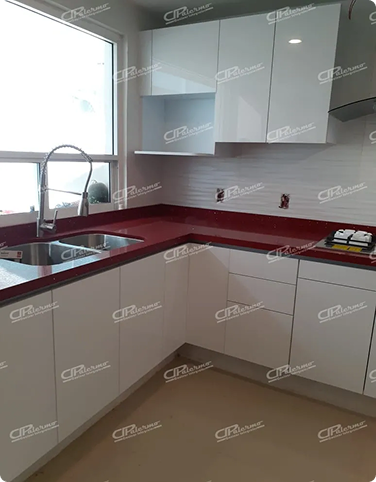 Cocina blanca con cubierta de cuarzo rojo en Chapultepec, México
