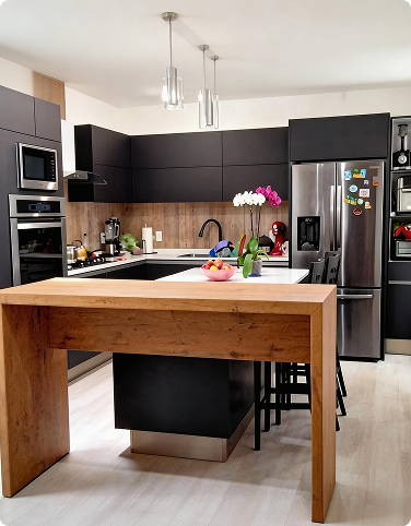 Cocina negra con madera e isla en Ocoyoacac, México